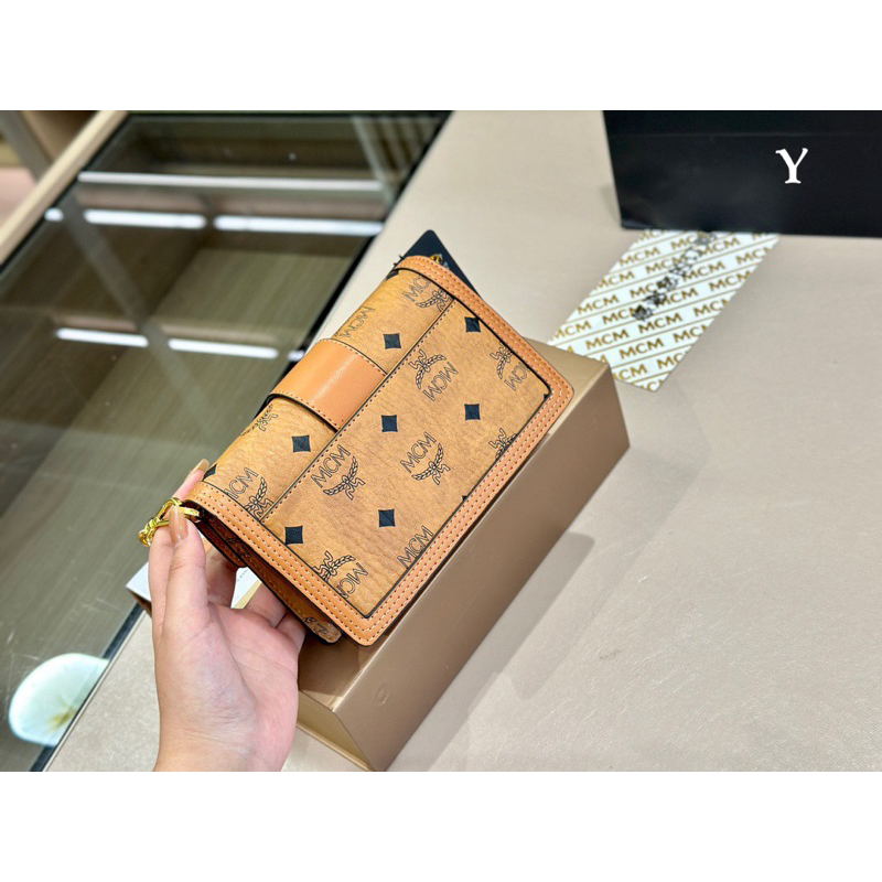 Túi Tracy da bò nguyên miếng, logo dập khoen và móc túi