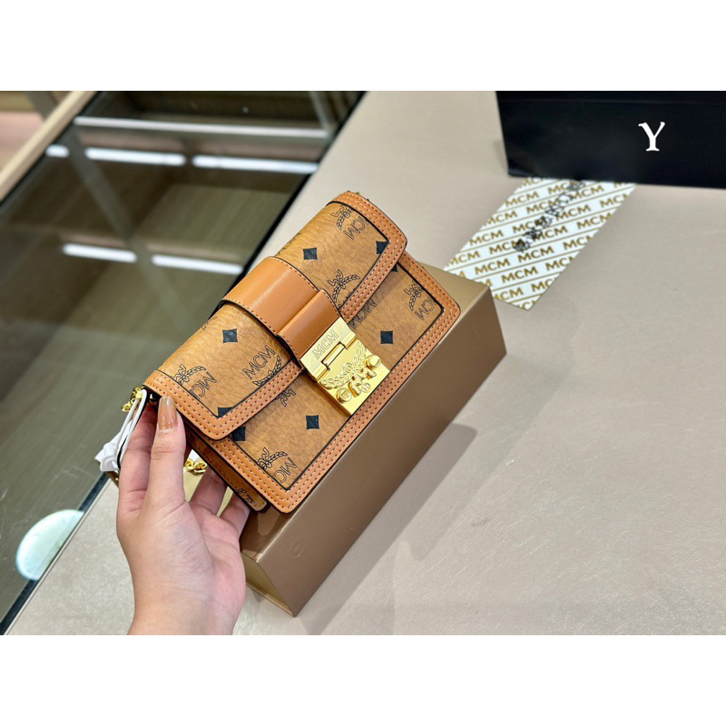 Túi Tracy da bò nguyên miếng, logo dập khoen và móc túi