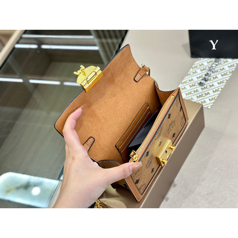 Túi Tracy da bò nguyên miếng, logo dập khoen và móc túi