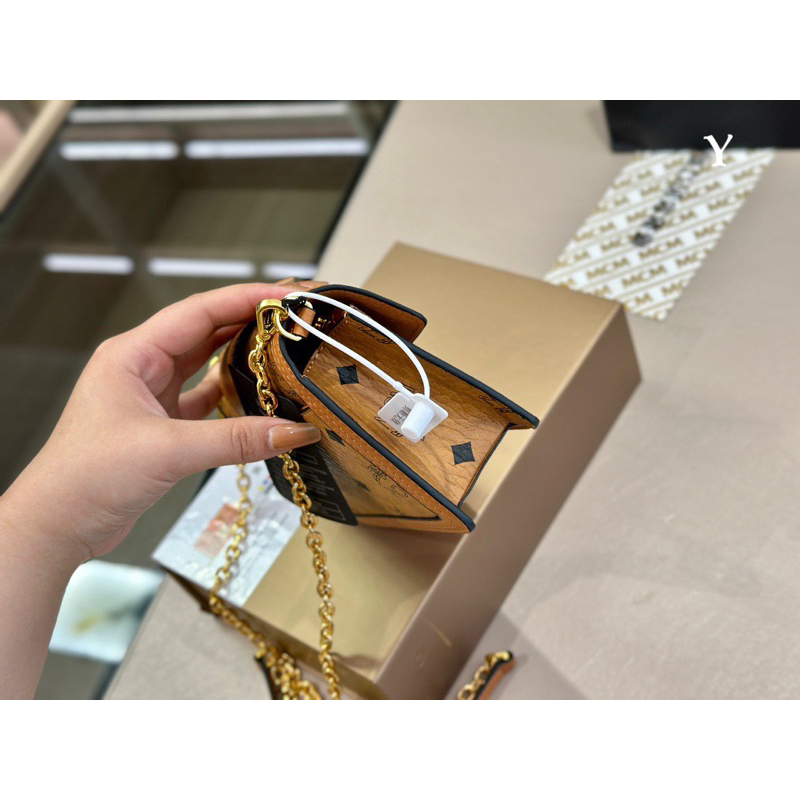 Túi Tracy da bò nguyên miếng, logo dập khoen và móc túi