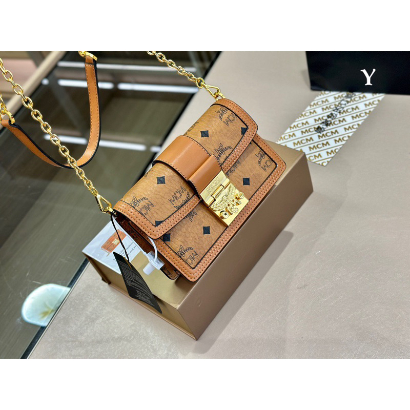 Túi Tracy da bò nguyên miếng, logo dập khoen và móc túi