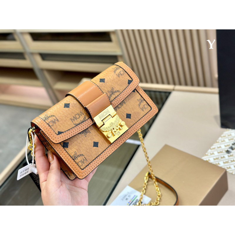 Túi Tracy da bò nguyên miếng, logo dập khoen và móc túi