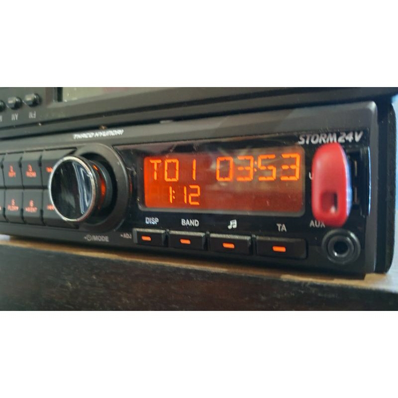 Máy phát nhạc.24v liền Amply Clarion. tính năng USB AUX RADIO giành cho các dòng xe tải.