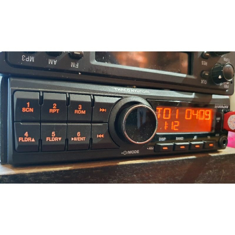 Máy phát nhạc.24v liền Amply Clarion. tính năng USB AUX RADIO giành cho các dòng xe tải.