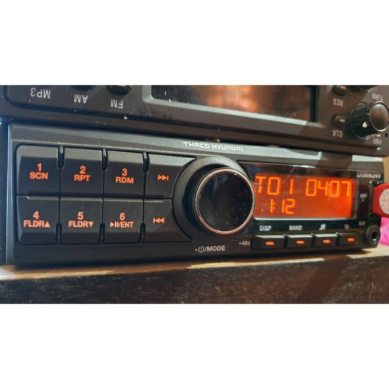 Máy phát nhạc.24v liền Amply Clarion. tính năng USB AUX RADIO giành cho các dòng xe tải.