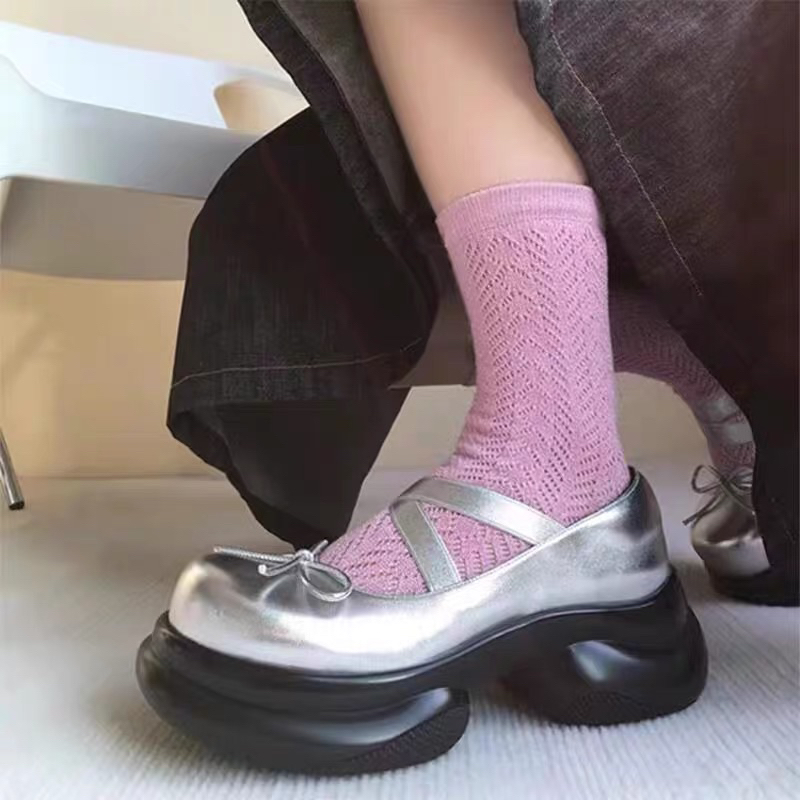 Giày ballet chunky và tất nơ giống Jennie BLACKPINK mang trong concert Bornpink Hanoi