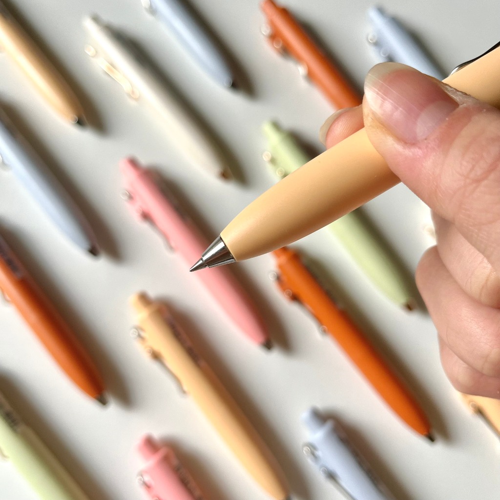 Bút bi gel mực đen Uni ball mini rocket 0.5 và 0.38 Art Therapy