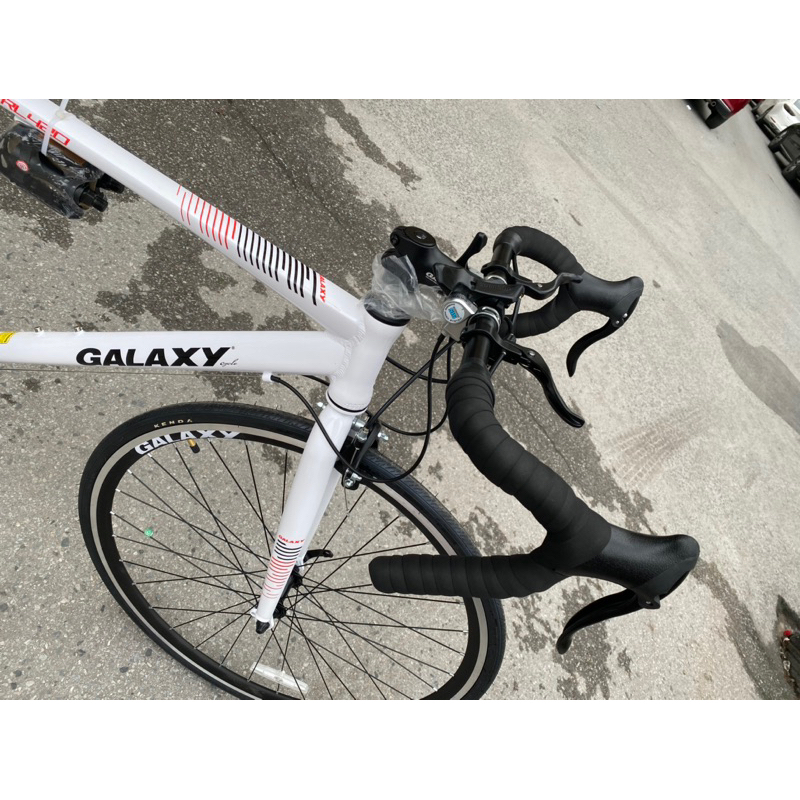 Xe đạp thể thao Galaxy RL420 bánh 700, tặng: đèn, chắn bùn, giá bình nước, dầu tra xích, lục giác.