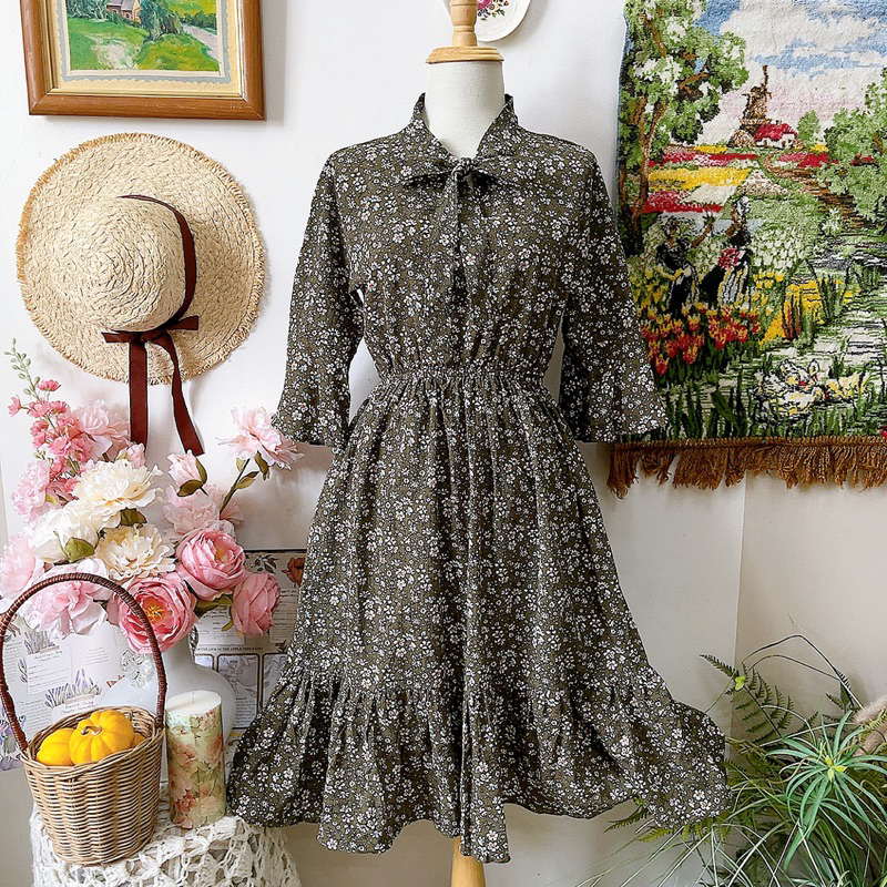 Đầm xanh rêu hoa nhí thắt nơ