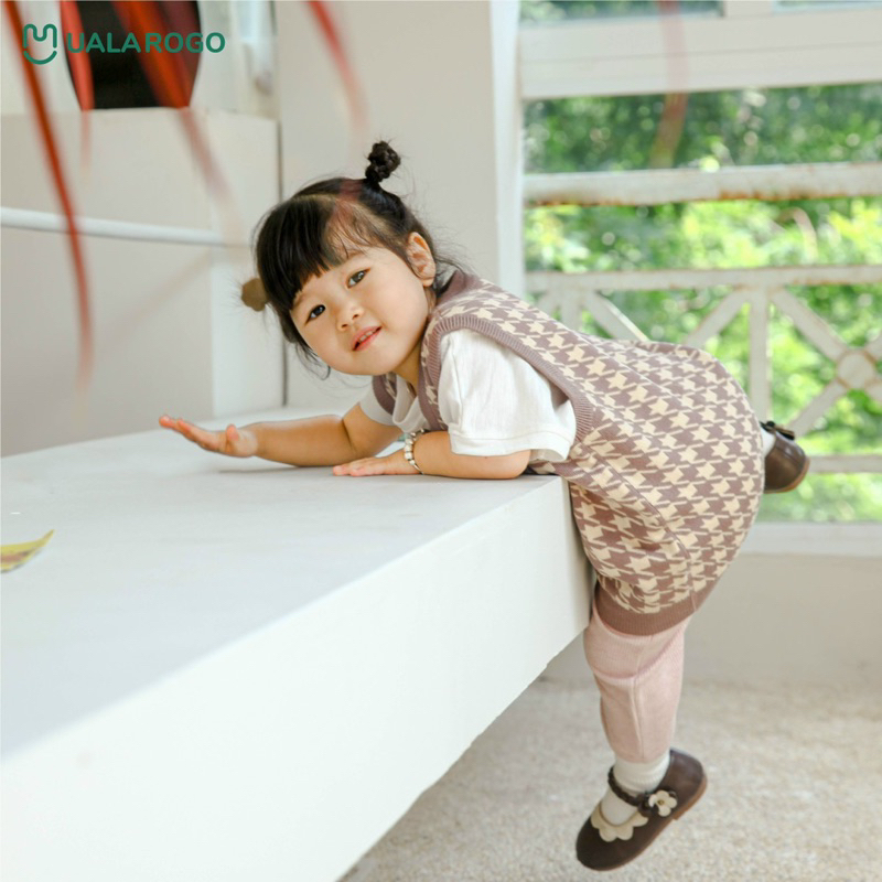 Áo gile len Ualarogo viền cổ cho bé