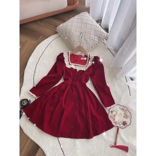 ĐẦM NHUNG ĐỎ TAY DÀI CỔ VUÔNG BÈO KEM REN