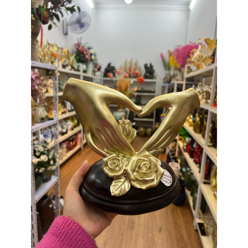 Mô hình tay nắm chặt tay trang trí phòng khách