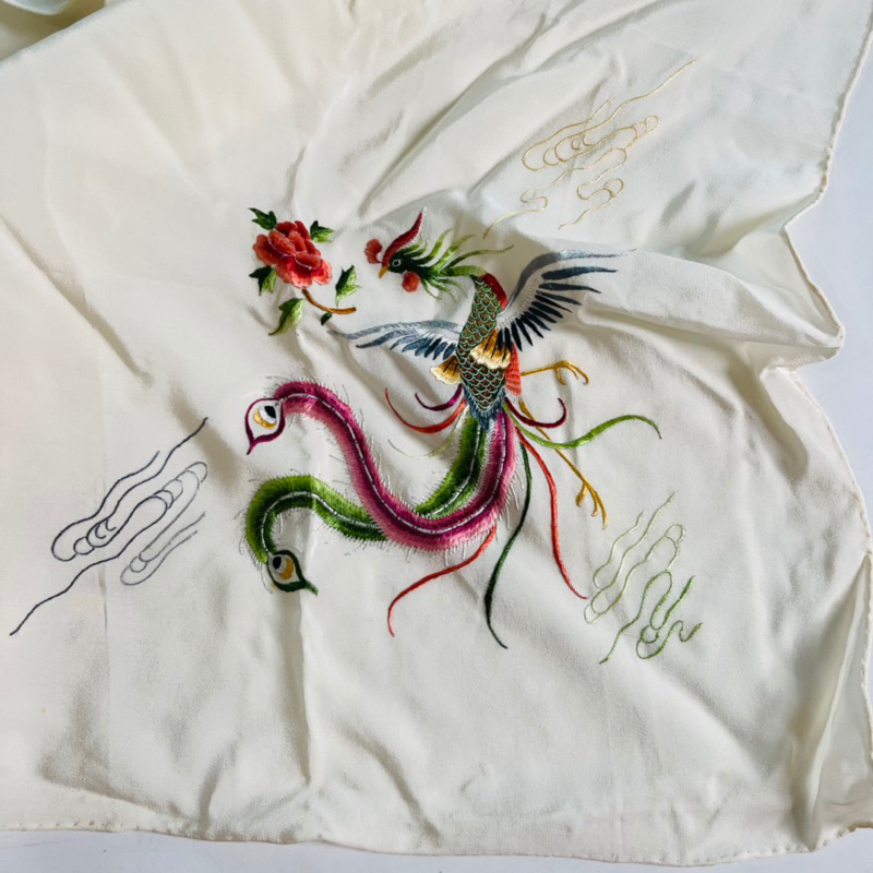 Khăn lụa 2Hand Nhật thêu góc nền trắng 78x78cm