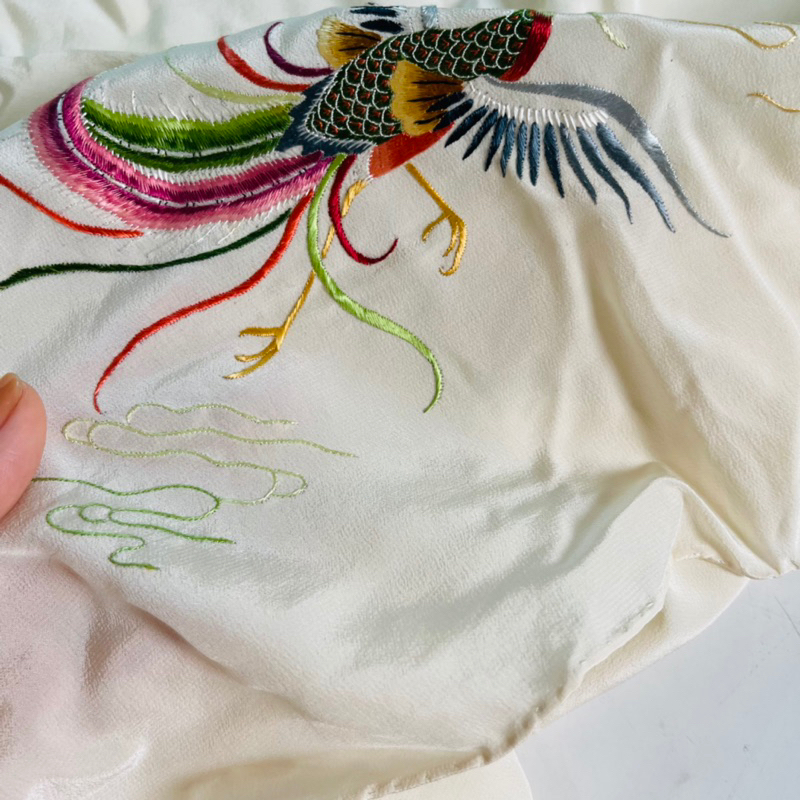 Khăn lụa 2Hand Nhật thêu góc nền trắng 78x78cm