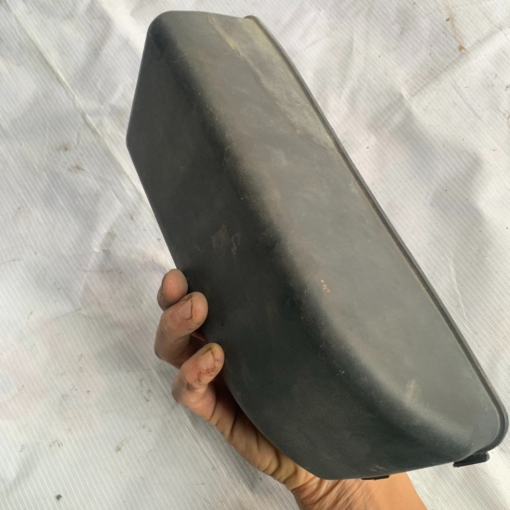 nắp đậy bình ắc quy piagio Fly nhập (hàng zin tháo xe )