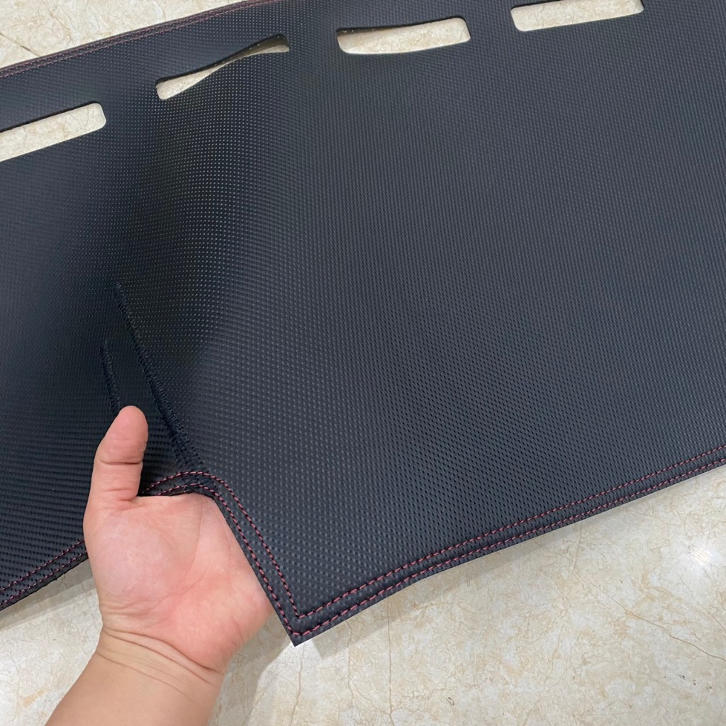 Thảm taplo da carbon xe Honda CRV 2023 2024 màu đen, đế có chống trượt, vừa form xe