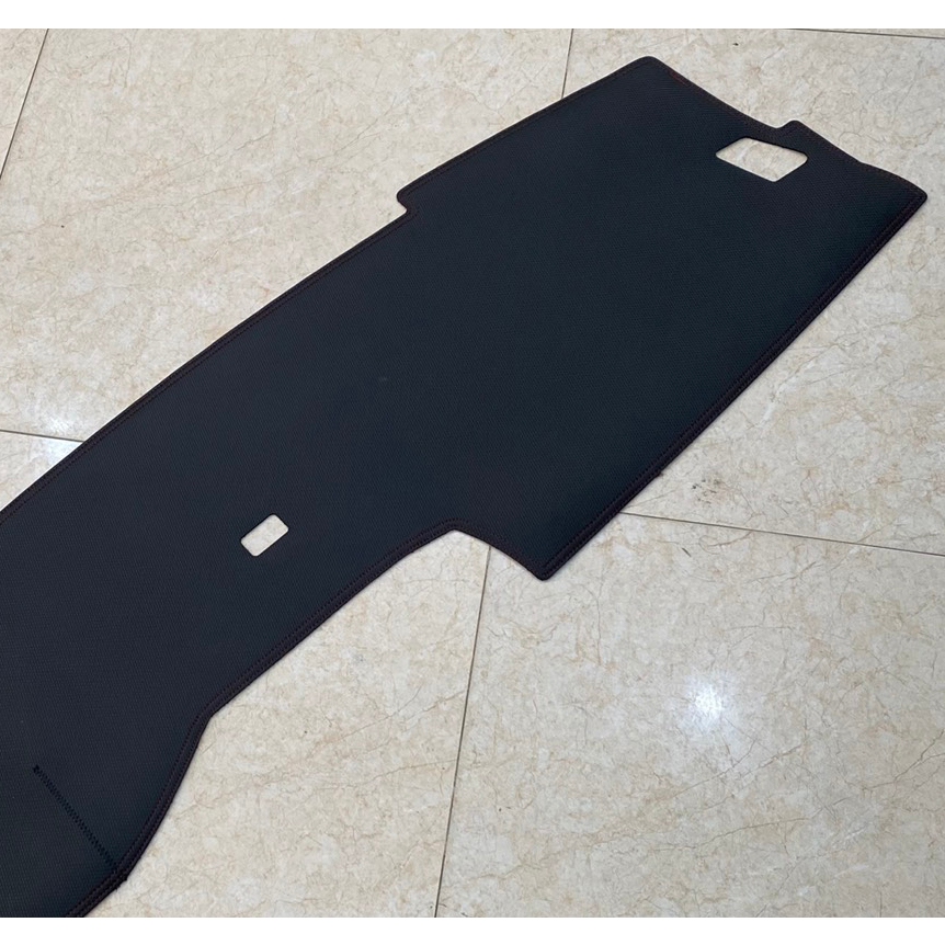 Thảm taplo da carbon xe Honda CRV 2023 2024 màu đen, đế có chống trượt, vừa form xe