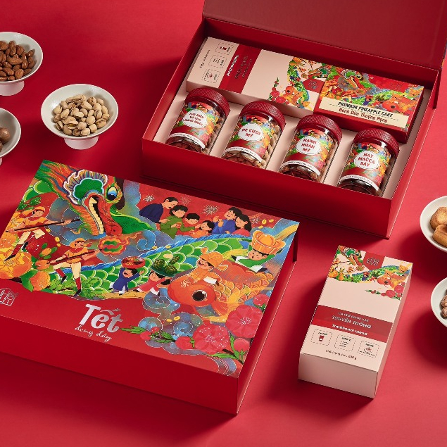 HỘP QUÀ TẾT 2024 NHÀ MỨT - SET QUÀ LỘC PHÁT 2 (6 MÓN, CÓ BÁNH DỨA + CÀ PHÊ+ TÚI XÁCH+ THIỆP CHÚC TẾT))