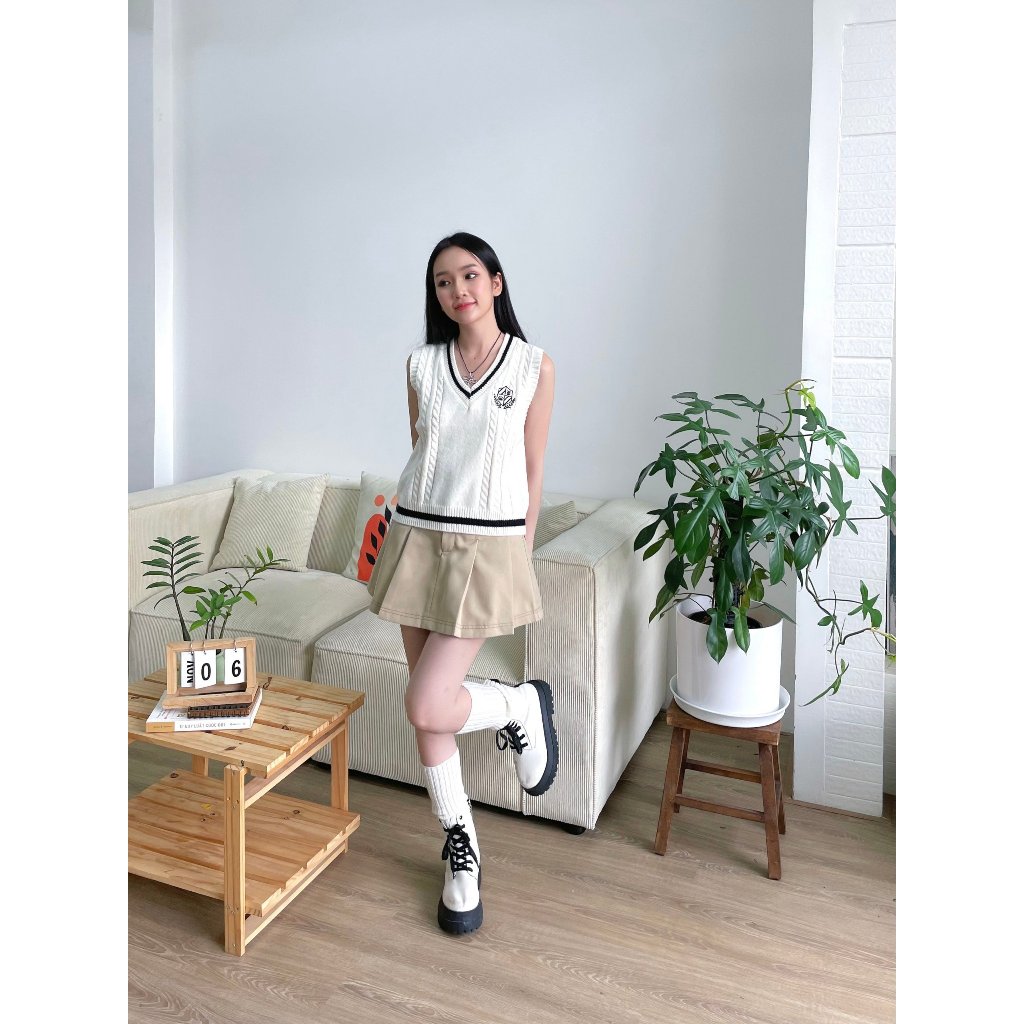 Gile len nữ basic cổ chữ V ngực đính huy hiệu quảng châu form vừa phong cách ulzzang | SLIPPY TOP | Secodee