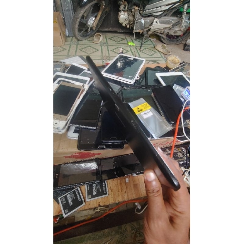 Máy tính bảng galaxy tab 4 . 10.1inch máy màu sắc đẹp.