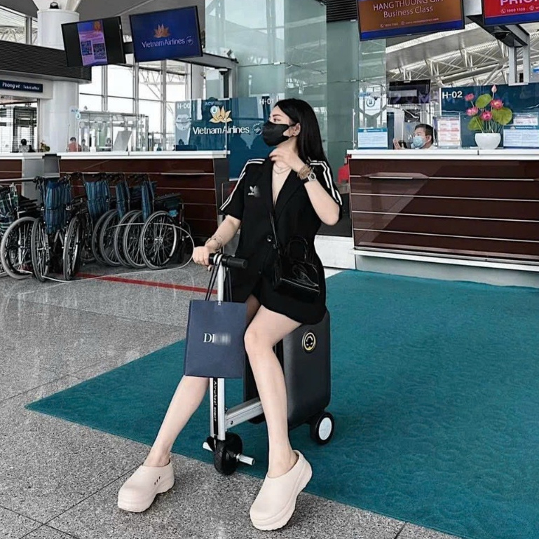 Giày sục Adidas nâng đế siêu nhẹ mới nhất. Form bé