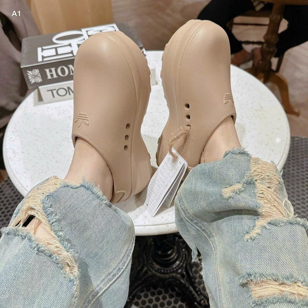 Giày sục Adidas nâng đế siêu nhẹ mới nhất. Form bé