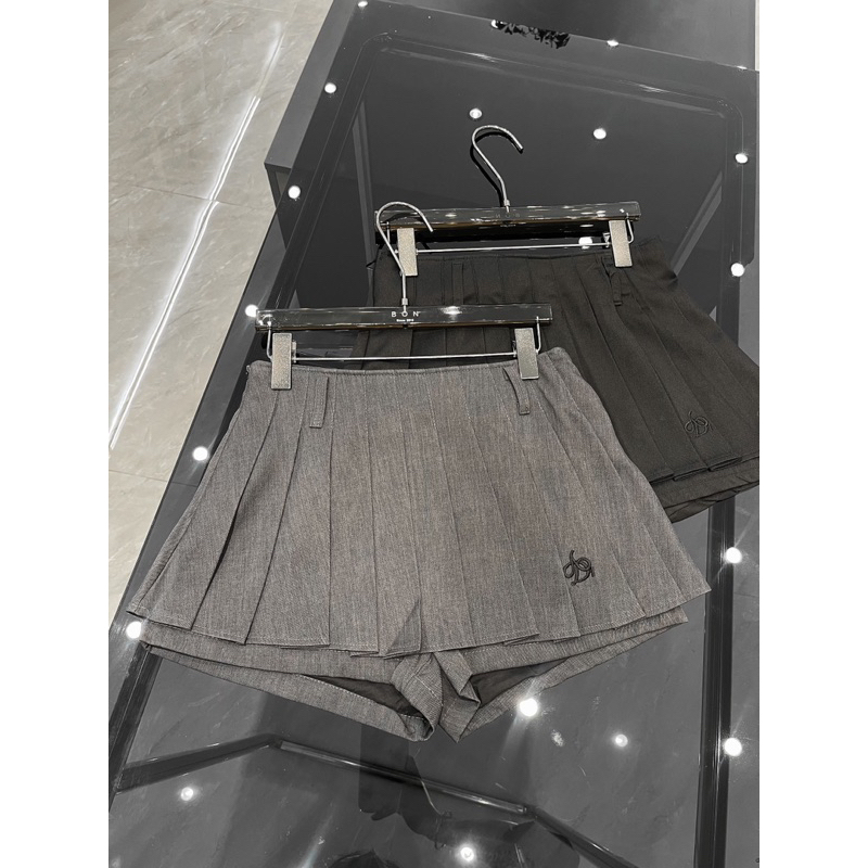 Chân váy dày dặn thêu D