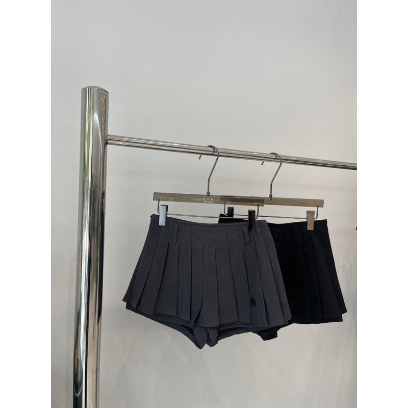 Chân váy dày dặn thêu D