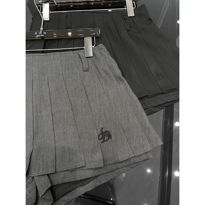 Chân váy dày dặn thêu D