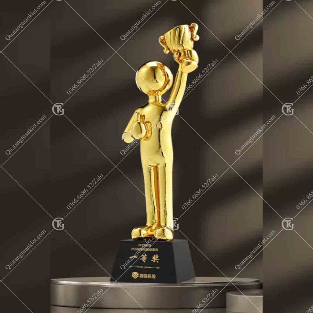 Cúp pha lê + Composite hình người nâng cúp mạ vàng