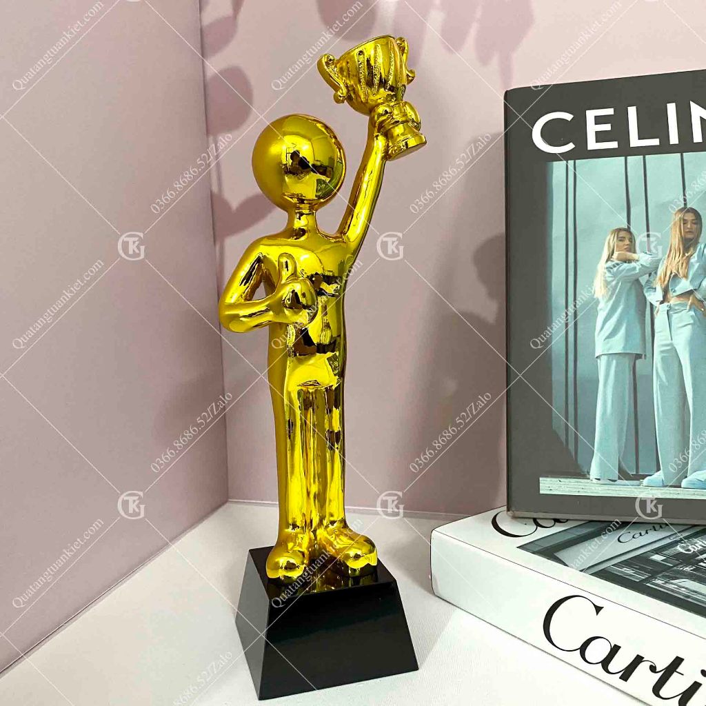 Cúp pha lê + Composite hình người nâng cúp mạ vàng