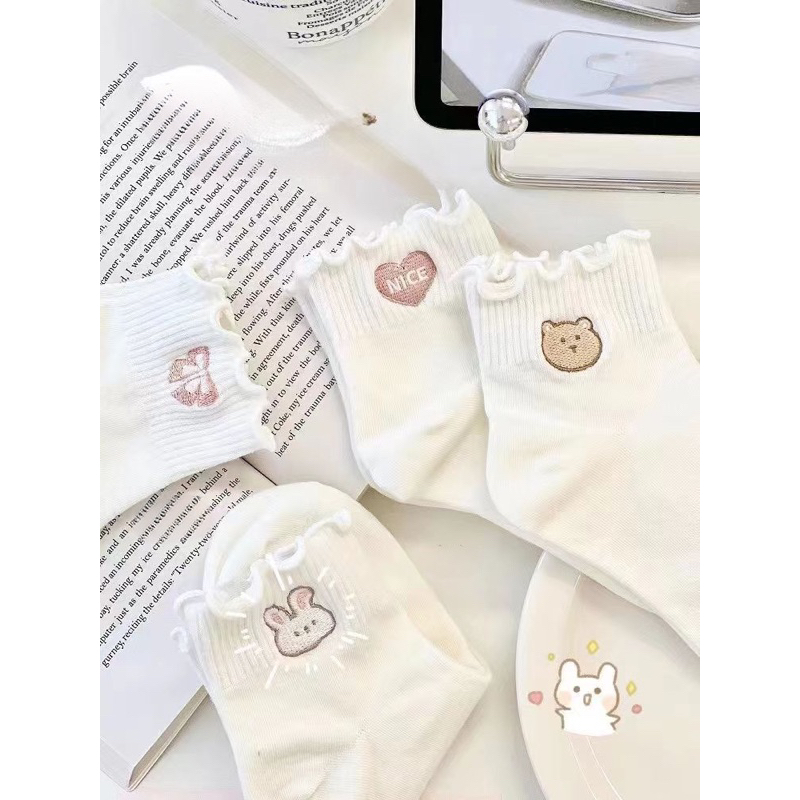 Vớ tất cổ cao trắng viền lượn 🍓 thêu kawai icons
