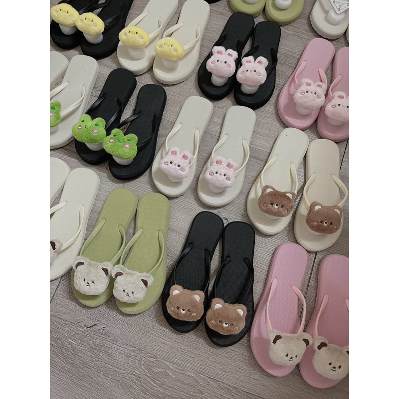 Dép sỏ ngón gắn gấu cutte
