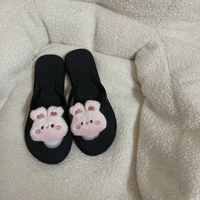 Dép sỏ ngón gắn gấu cutte