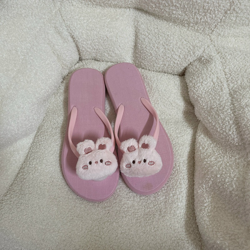 Dép sỏ ngón gắn gấu cutte