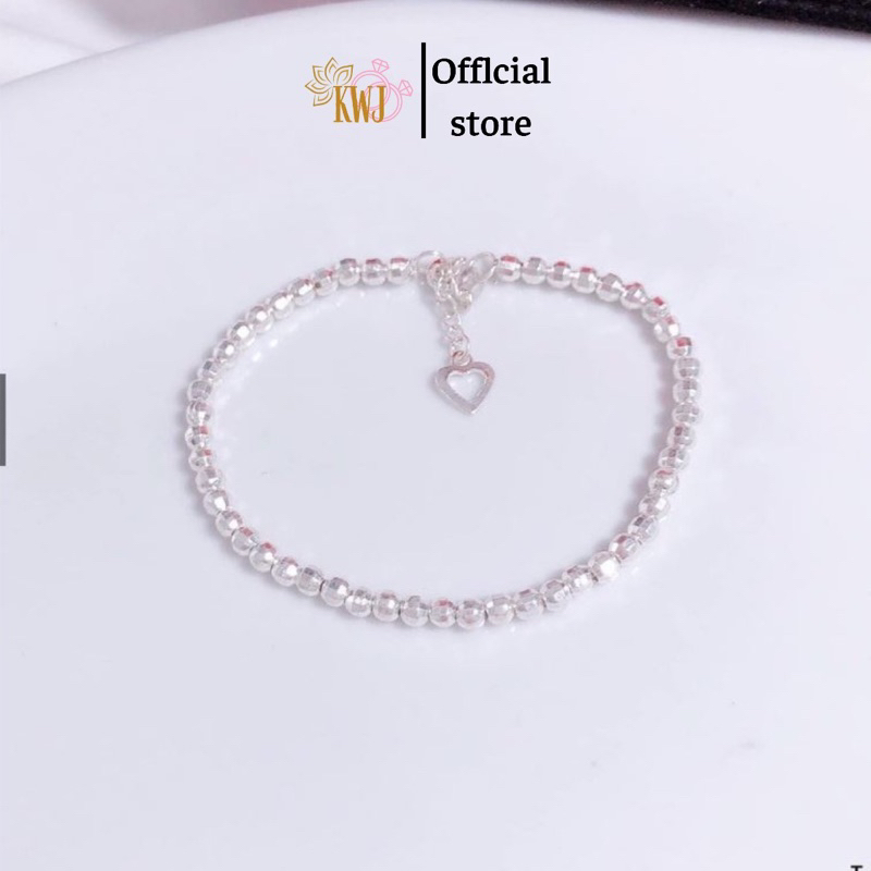 Lắc tay bi bạc ta xinh xắn.