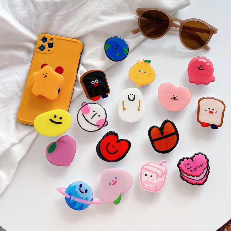 Pop giá đỡ gợn sóng kèm sticker gấu dâu lotso tiện lợi dùng làm giá đỡ xem phim, nghe nhạc,..