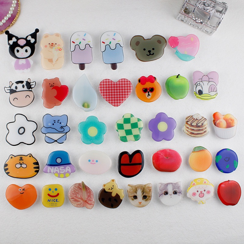 Pop giá đỡ gợn sóng kèm sticker gấu dâu lotso tiện lợi dùng làm giá đỡ xem phim, nghe nhạc,..