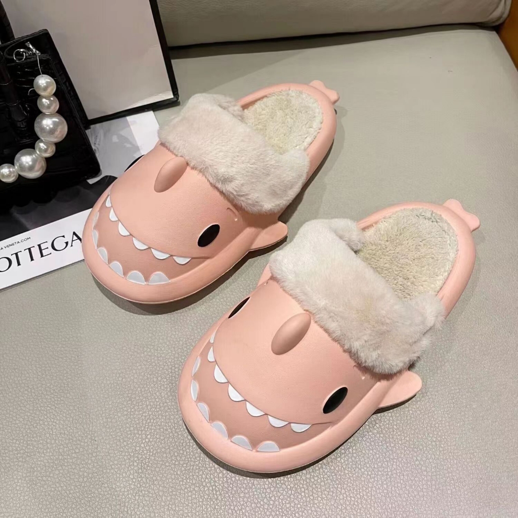 Dép bông đi trong nhà cute ấm áp và không thấm nước họa tiết cá mập dễ thương - 4 màu có sẵn