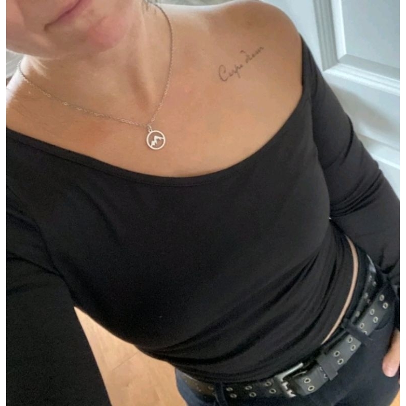 Pass áo crop trễ vai đen s