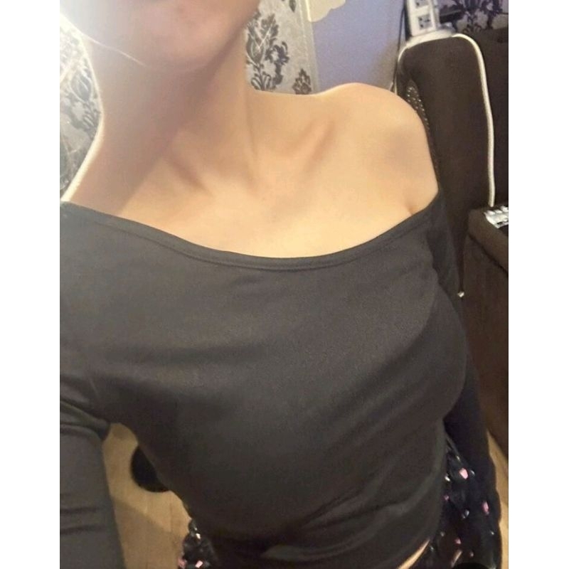 Pass áo crop trễ vai đen s