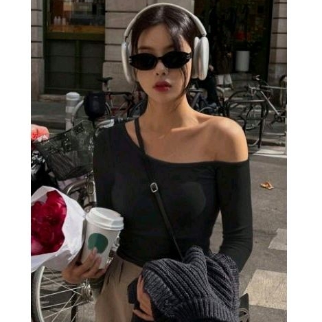 Pass áo crop trễ vai đen s