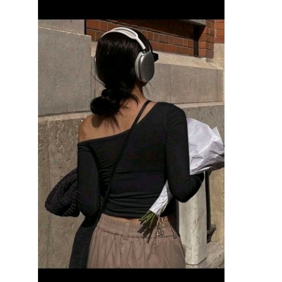 Pass áo crop trễ vai đen s