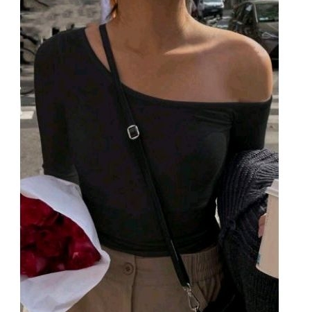 Pass áo crop trễ vai đen s