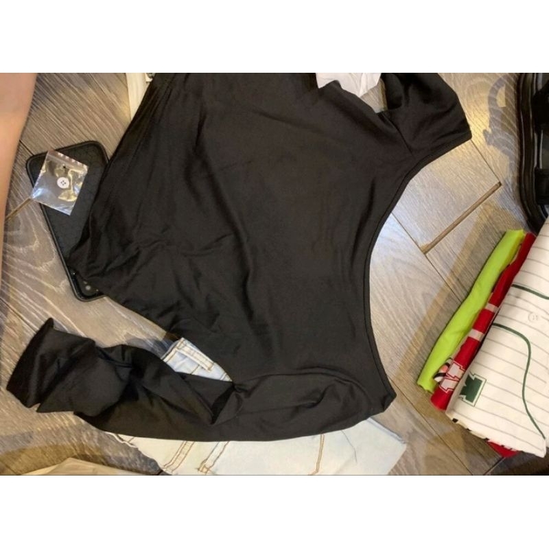 Pass áo crop trễ vai đen s