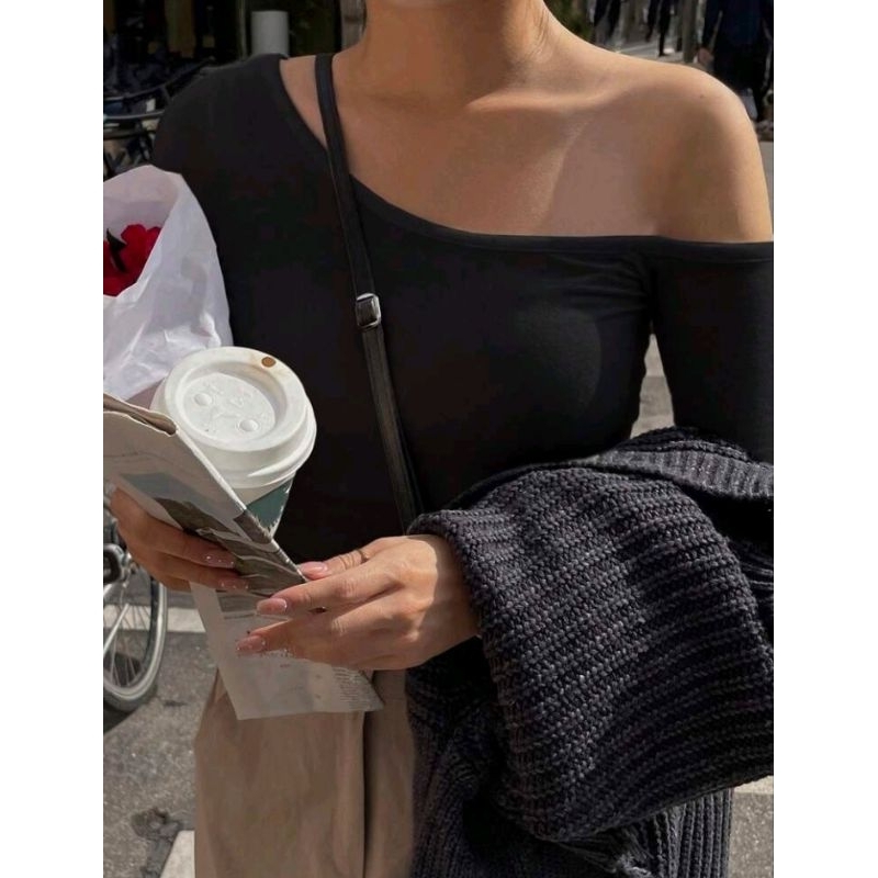 Pass áo crop trễ vai đen s