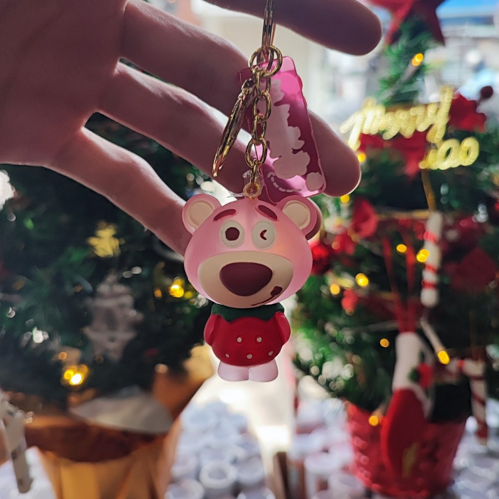 Móc Khóa Gấu Dâu Dễ Thương, Phụ Kiện Móc Khóa Lotso Trang Trí Balo Túi Xách
