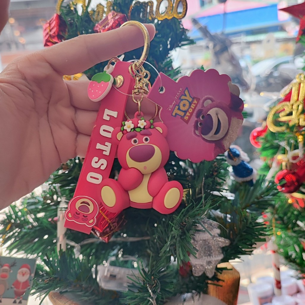 Móc Khóa Gấu Dâu Dễ Thương, Phụ Kiện Móc Khóa Lotso Trang Trí Balo Túi Xách
