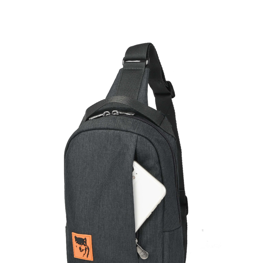 Túi đeo thời trang Mikkor The Max X23 - màu Graphite 2Tones