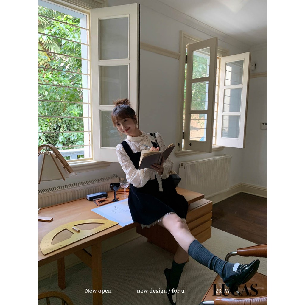 Váy set: áo sơ mi trắng ren cổ tàu buộc nơ, váy đen 2 dây dáng a baisic